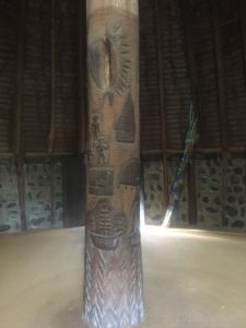 Der tragende Mittelpfosten einer Kanak Hütte in Noumea Neukaledonien