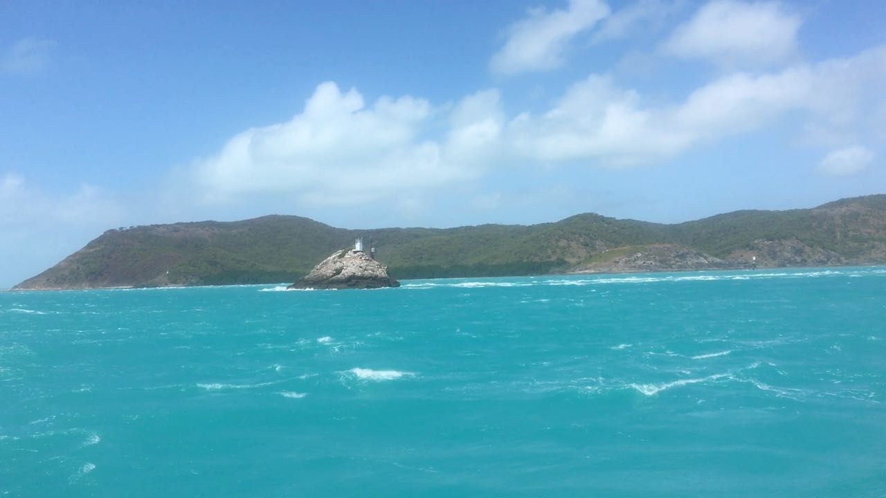 Hammond Rock in der Torres Strait, wie ein Fels in der Brandung oder vielmehr der Gezeitenströmung.