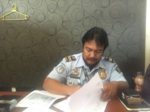 Der Immigration Officer in Kupang bei der Arbeite an unseren Dokumenten