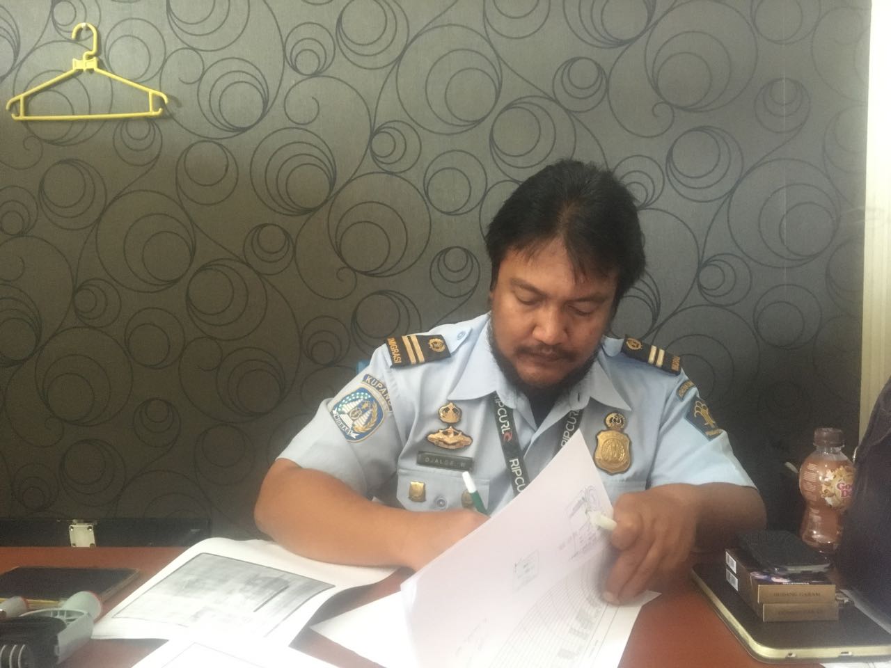 Der Immigration Officer in Kupang bei der Arbeit an unseren Dokumenten
