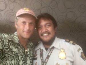 Selfie mit dem Immigration Officer beim Einklarieren in Kupang