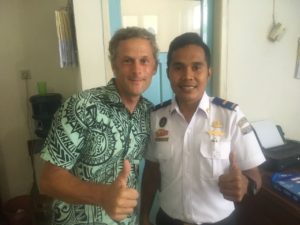 Dieser Officer beim Harbourmaster in Kupang beeindruckt mich mit seinem strahlend weissem Hemd