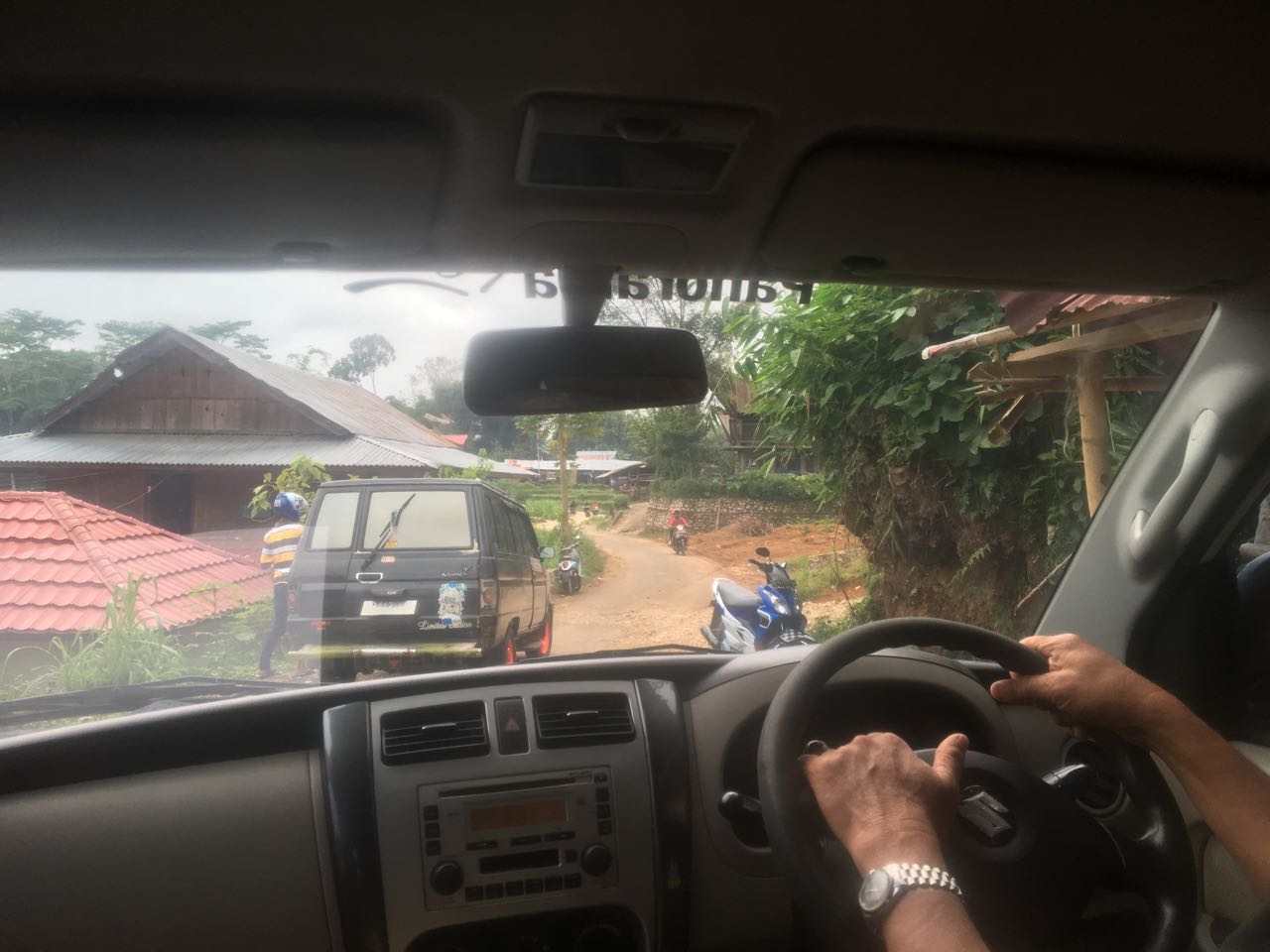 Klassische Handhaltung beim Autofahren in Indonesien