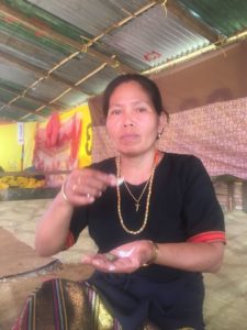 Diese Frau bietet uns Beetle Nuts in Tana Toraja an