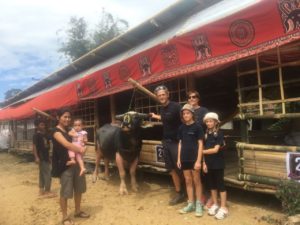 Familienporträt der hapa na sasa crew mit Büffel hier in Tana Toraja