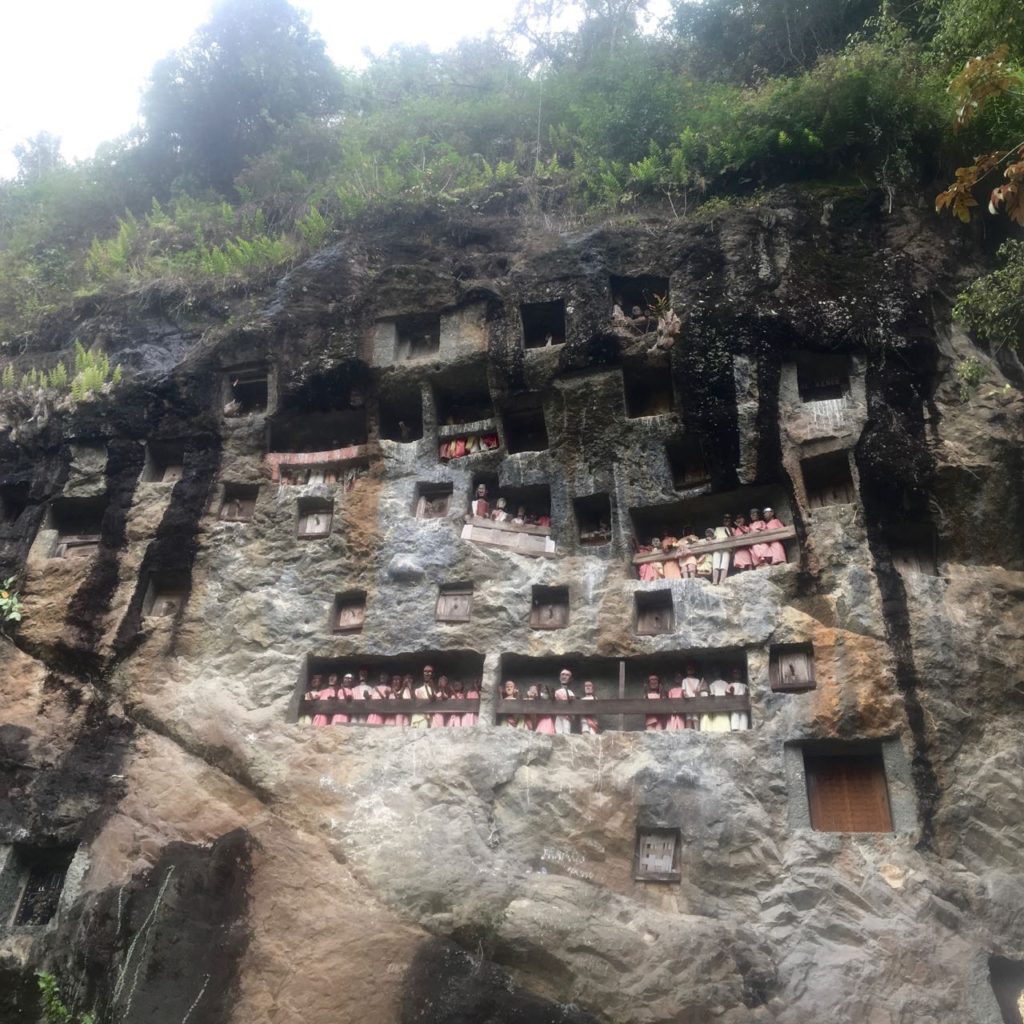 In Tana Toraja werden die Grabkammern auch oft in den Fels geschlagen