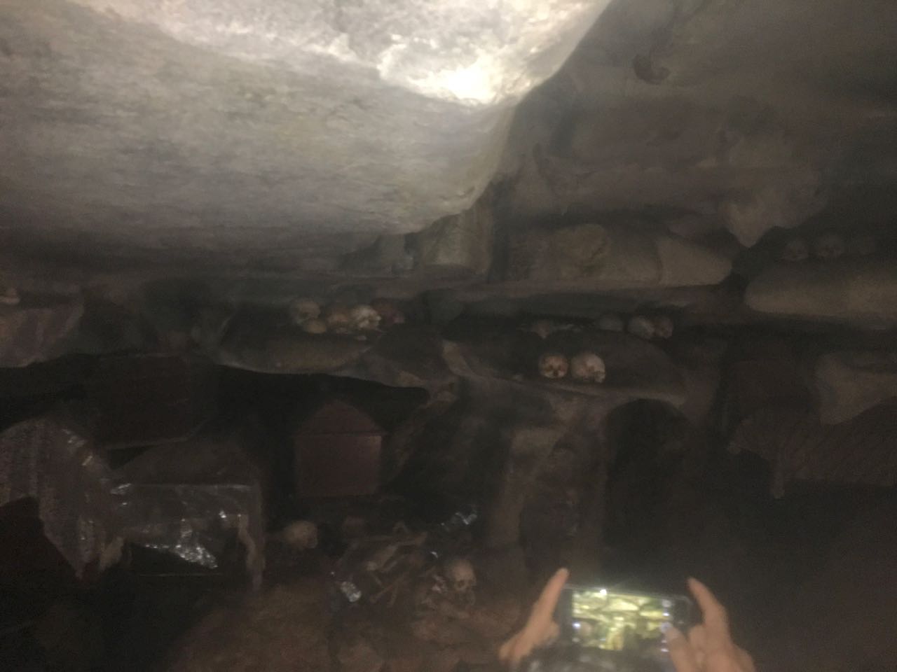 Hier werden Särge in einer Höhle gelagert