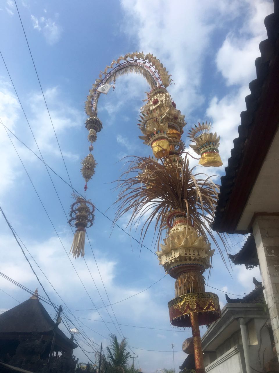Typischer Schmuck vor den Häusern in Bali und Lembogan