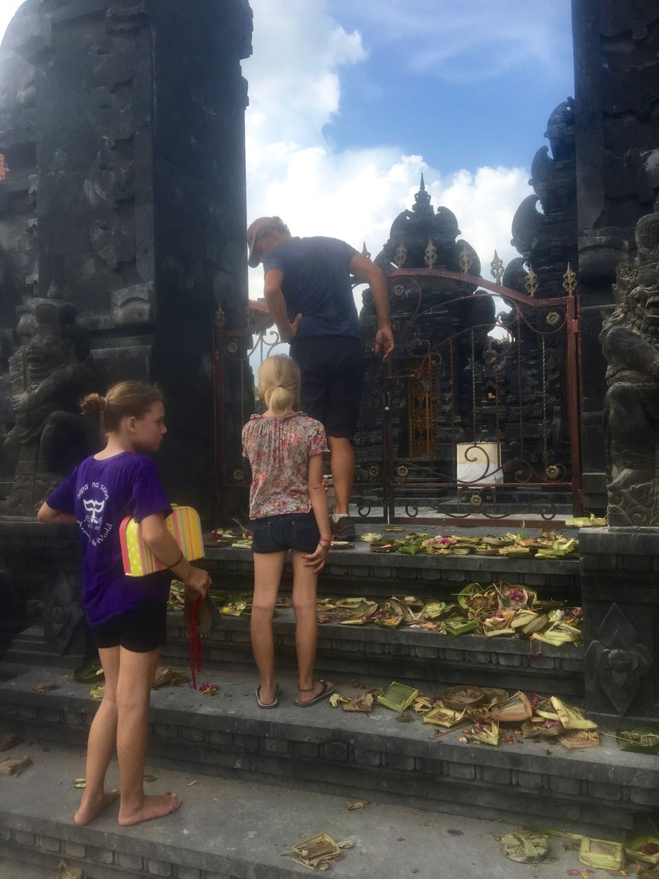 Paula und Louisa vor einem der zahlreichen Tempel in Lembogan Indonesien