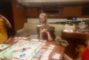 Die Kids spielen auf der hapa na sasa Monopoly bis zum Einschlafen